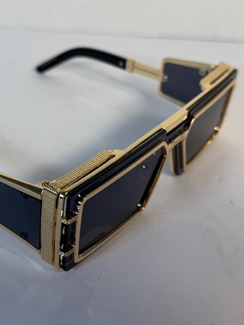 Men's /Woman's Sunglasses new with hard carry case